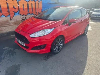 Begagnad Ford Fiesta Zetec 95 HK (69 kW) 2013 Röd Halvkombi