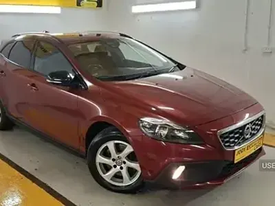 Used Volvo V40 SE 150 HP (110 kW) 2015 Red Hatchback