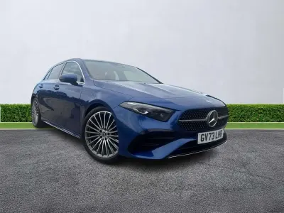 Begagnad Mercedes A200 AMG Line Premium Plus 2024 Blå Halvkombi