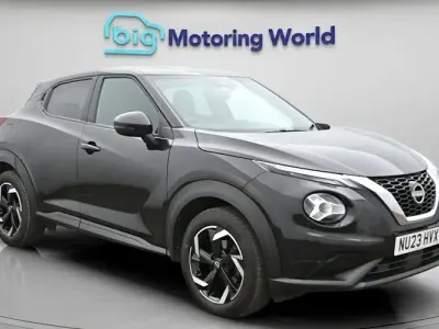 Begagnad Nissan Juke N-Connecta 114 HK (83 kW) 2023 Svart SUV