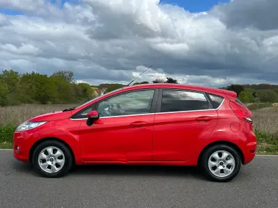 Używany Ford Fiesta Titanium 95 KM (69 kW) 2011 Czerwony Hatchback