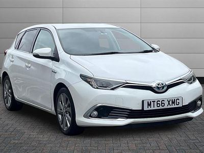 Used Toyota Auris Hybrid 136 HP (100 kW) 2016 White Hatchback