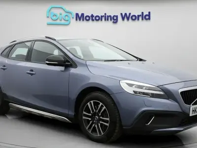 Used Volvo V40 Plus 152 HP (111 kW) 2018 Blue Hatchback