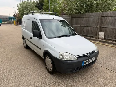 Usado Vauxhall Combo 75 HP (55 kW) 2008 Branco Monovolume