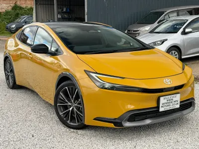 Used Toyota Prius 199 HP (146 kW) 2023 Yellow Hatchback