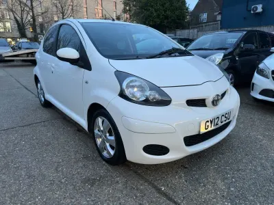Begagnad Toyota Aygo 68 HK (50 kW) 2012 Vit Halvkombi