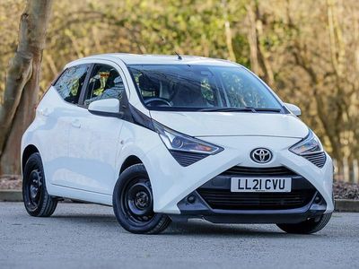 Used Toyota Aygo X-play 72 HP (52 kW) 2021 White Hatchback