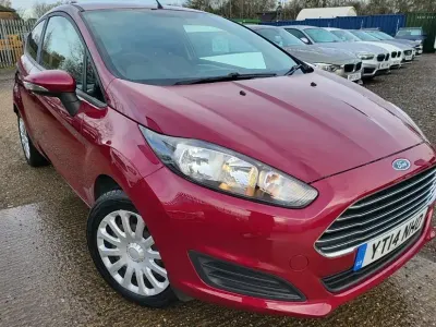 Begagnad Ford Fiesta Style 82 HK (60 kW) 2014 Röd Halvkombi