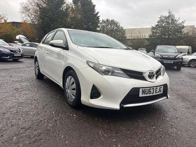 Used Toyota Auris Active 90 HP (66 kW) 2013 White Hatchback