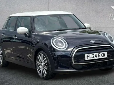Usado Mini Cooper Exclusive 134 CV (98 kW) 2024 Negro Utilitario