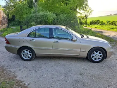 Usado Mercedes C200 Elegance 2004 Beige Berlina
