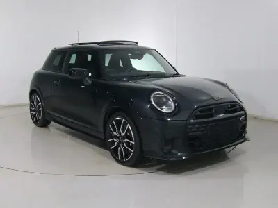 Usado Mini Cooper Hatch 113 kW (154 HP) 2025 Preto Citadino