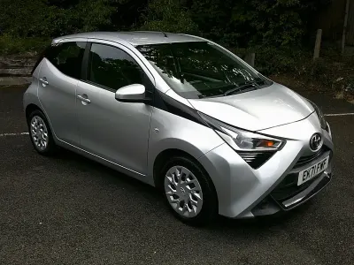 Usado Toyota Aygo X-play 72 CV (52 kW) 2021 Plateado Utilitario