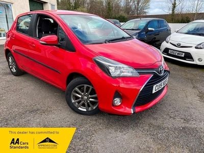 Used Toyota Yaris 99 HP (72 kW) 2015 Absolute red Hatchback
