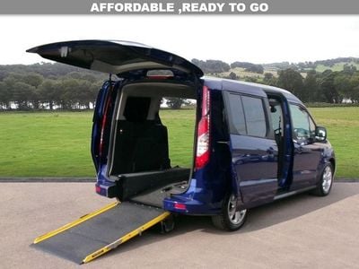 Usado Ford Grand Tourneo Connect Titanium 120 HP (88 kW) 2019 Azul Monovolume