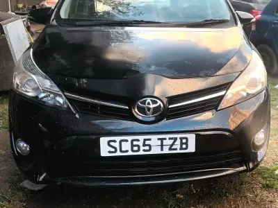 Usado Toyota Verso 132 HP (97 kW) 2015 Cinzento Monovolume