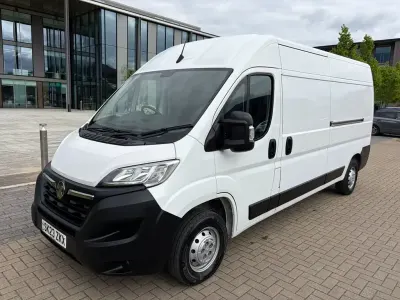 Begagnad Vauxhall Movano S 140 HK (102 kW) 2023 Vit
