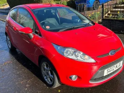 Usado Ford Fiesta Zetec 82 HP (60 kW) 2012 Vermelho Citadino