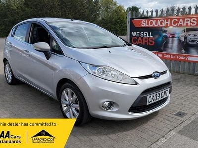 Usado Ford Fiesta Zetec 82 HP (60 kW) 2009 Prateado Citadino
