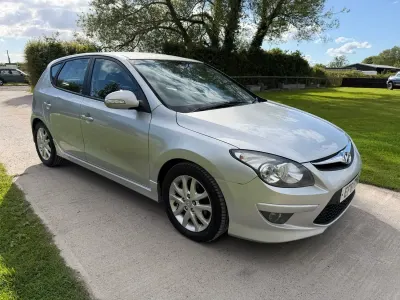 Usado Hyundai i30 Comfort 2011 Prateado Citadino