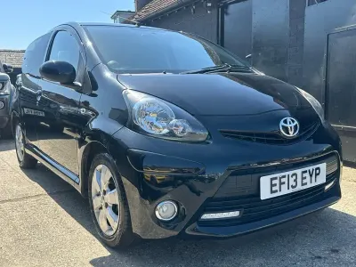 Gebraucht Toyota Aygo 68 PS (50 kW) 2013 Schwarz Kleinwagen