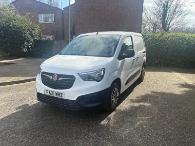 Usado Vauxhall Combo Edition 75 HP (55 kW) 2021 Branco Monovolume