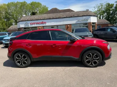 Używany Citroën e-C4 Shine 98 kW (134 KM) 2023 Czerwony Hatchback