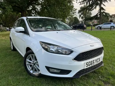 Begagnad Ford Focus Zetec 2015 Vit Halvkombi
