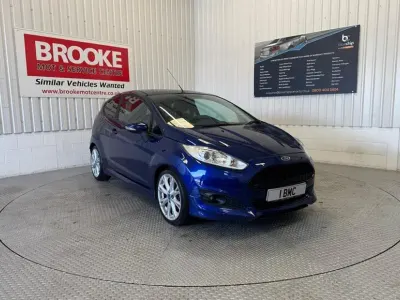 Usado Ford Fiesta Zetec 125 HP (91 kW) 2015 Azul Citadino