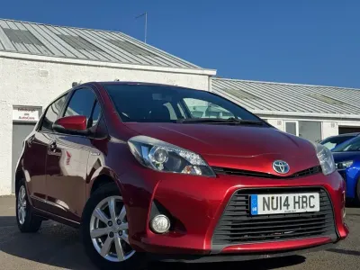 Usata Toyota Yaris Hybrid Plus 101 CV (74 kW) 2014 Rosso Utilitaria