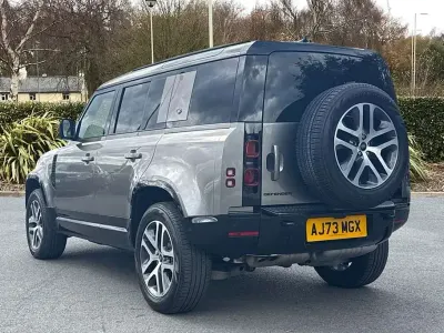 Usado Land Rover Defender HSE Dynamic 296 HP (217 kW) 2023 Prateado SUV