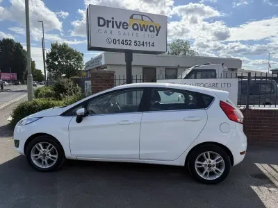 Used Ford Fiesta Zetec 82 HP (60 kW) 2014 White Hatchback