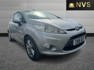 Usado Ford Fiesta Zetec 97 HP (71 kW) 2011 Prateado Citadino