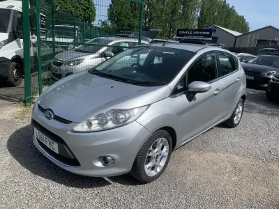 Usado Ford Fiesta Zetec 94 HP (69 kW) 2011 Prateado Citadino