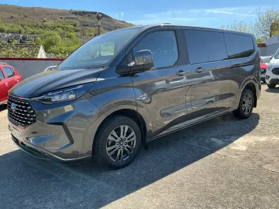 Usado Ford Tourneo Titanium 136 HP (100 kW) 2025 Cinzento Monovolume