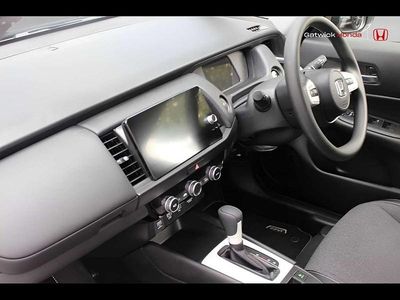 Used Honda Jazz Hybrid 109 HP (80 kW) 2023 Premium sunlight white Hatchback