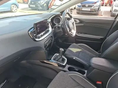 Begagnad Kia Ceed 158 HK (116 kW) 2022 Silver Halvkombi
