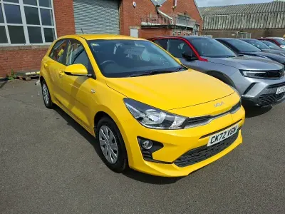 Begagnad Kia Rio 2022 Gul Halvkombi