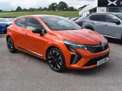Used Renault Clio Techno 90 HP (66 kW) 2024 Orange Hatchback