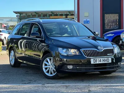 Usado Skoda Superb GreenLine 105 HP (77 kW) 2014 Preto Carrinha