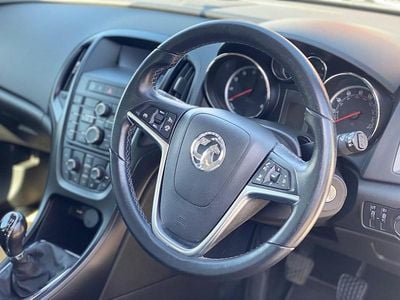 Second-hand Vauxhall Astra Edition 2015 Alb Hatchback