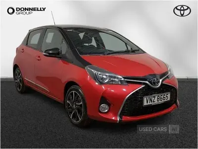 Używany Toyota Yaris Design 99 KM (72 kW) 2016 Czerwony Hatchback