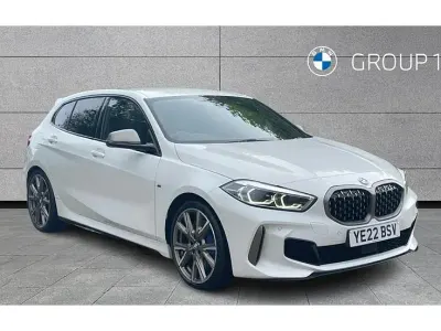 Begagnad BMW M135 Comfort Edition 306 HK (225 kW) 2022 Vit Halvkombi