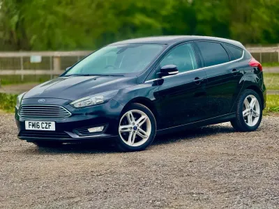 Gebraucht Ford Focus Zetec 125 PS (91 kW) 2016 Schwarz Kleinwagen