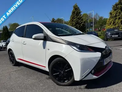 Begagnad Toyota Aygo x-press 68 HK (50 kW) 2017 Vit Halvkombi