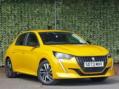 Used Peugeot 208 Active+ 100 HP (73 kW) 2023 Yellow Hatchback