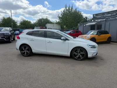 Gebraucht Volvo V40 R-Design Pro 2017 Weiß Kleinwagen