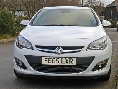 Used Vauxhall Astra Elite 2015 White Hatchback
