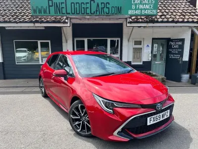 Used Toyota Corolla 122 HP (89 kW) 2019 Red Hatchback