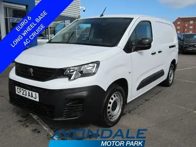 Używany Peugeot Partner Premium 2023 Biały Minivan
